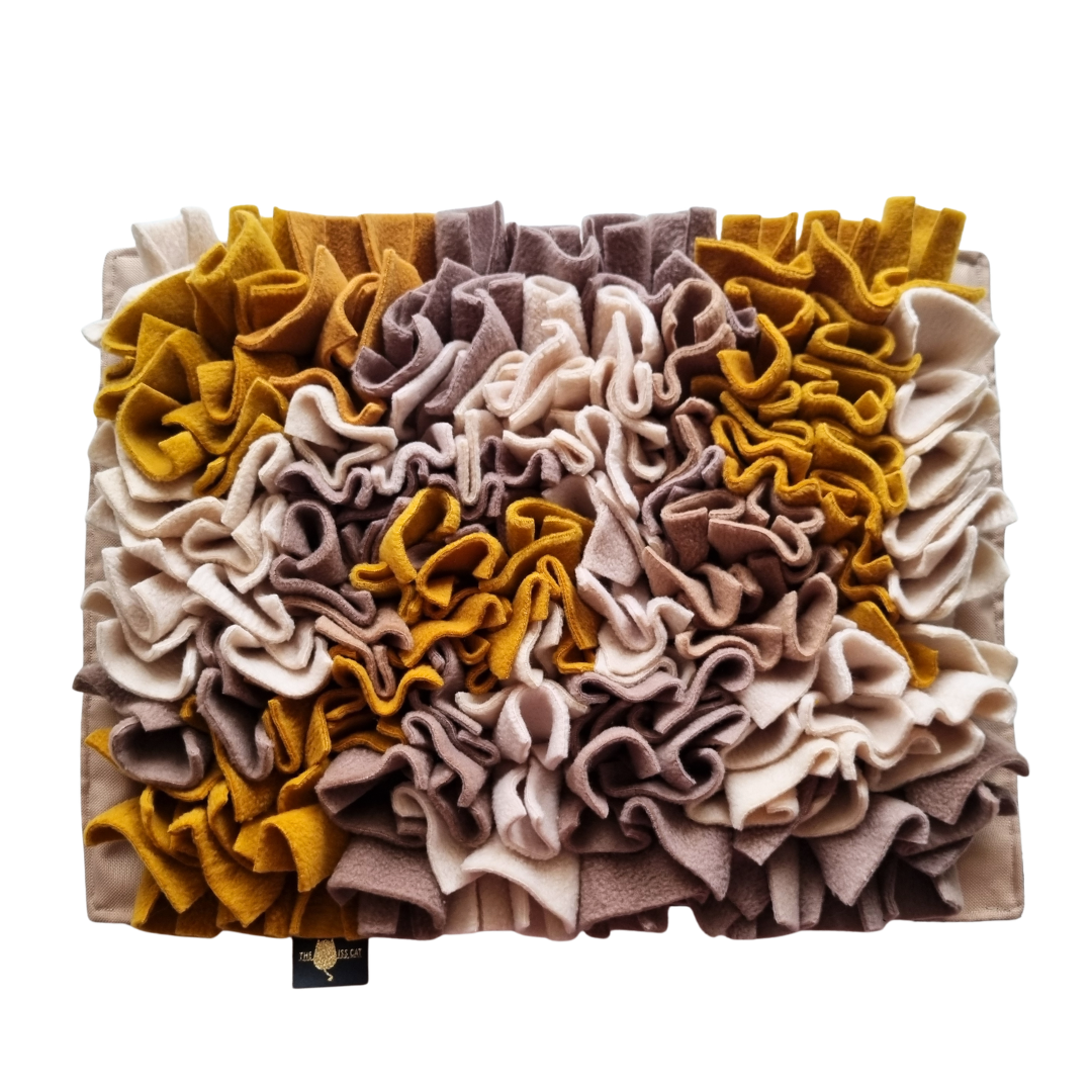 mata-wechowa-brazowa-bezowa-musztardowa-dla-psa-i-kota-interaktywne-karmienie-01 Szyta mata węchowa dla kota i psa CYNAMONKA SNIFF & EAT w odcieniach ecru, musztardy i cappuccino.