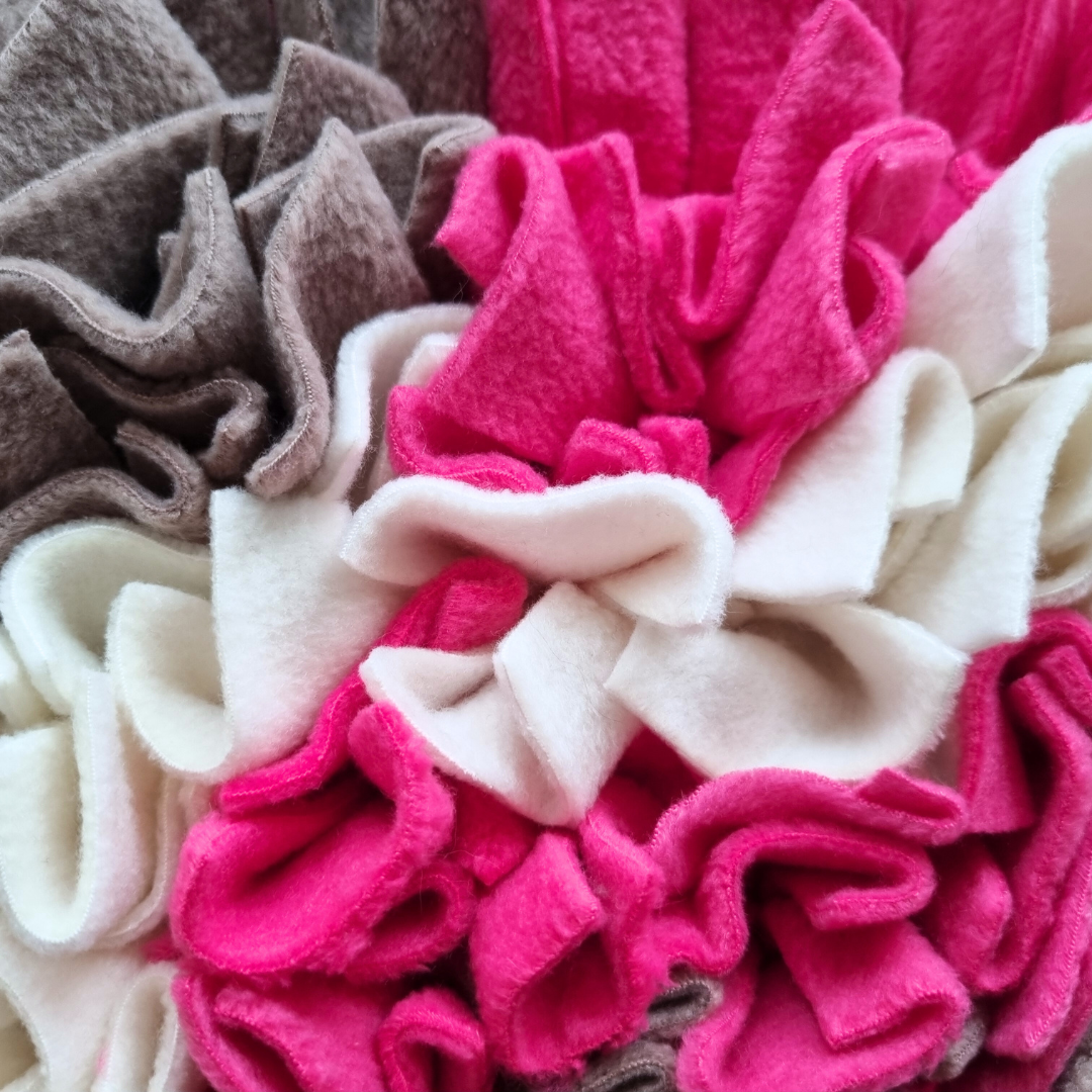 mata-wechowa-brazowa-bezowa-rozowa-dla-psa-i-kota-interaktywne-karmienie-03 Detal struktury pasków maty węchowej FANTAZJA dla kota i psa – ecru, cappuccino, fuksja.