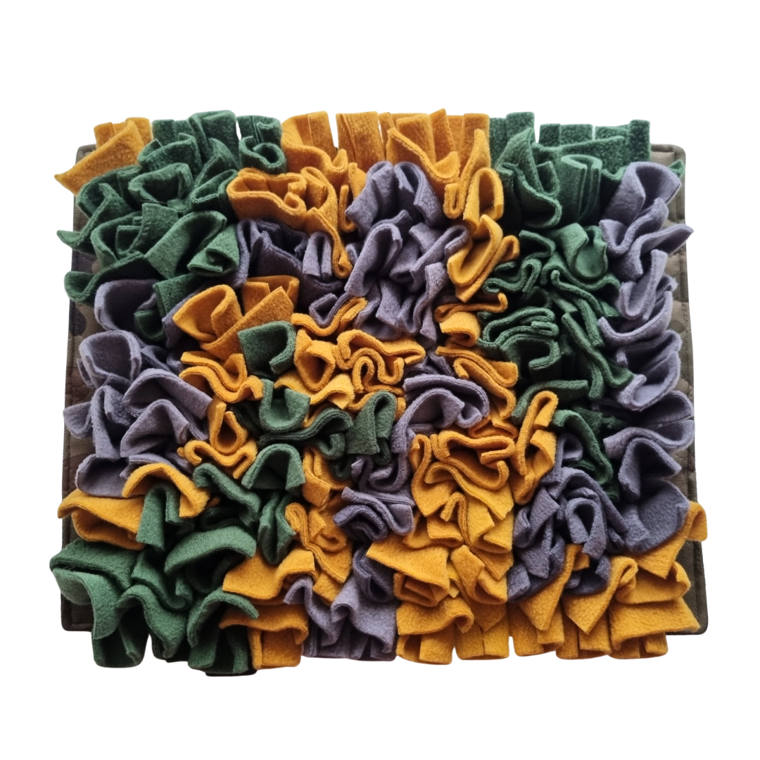 mata-wechowa-moro-zielona-szara-dla-psa-i-kota-interaktywne-karmienie-01 Szyta mata węchowa dla kota i psa LEŚNY MROK SNIFF & EAT w odcieniach grafitu, leśnej zieleni i musztardy.