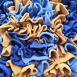 mata-wechowa-niebieska-musztardowa-dla-psa-i-kota-interaktywne-karmienie-01