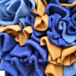 mata-wechowa-niebieska-musztardowa-dla-psa-i-kota-interaktywne-karmienie-01