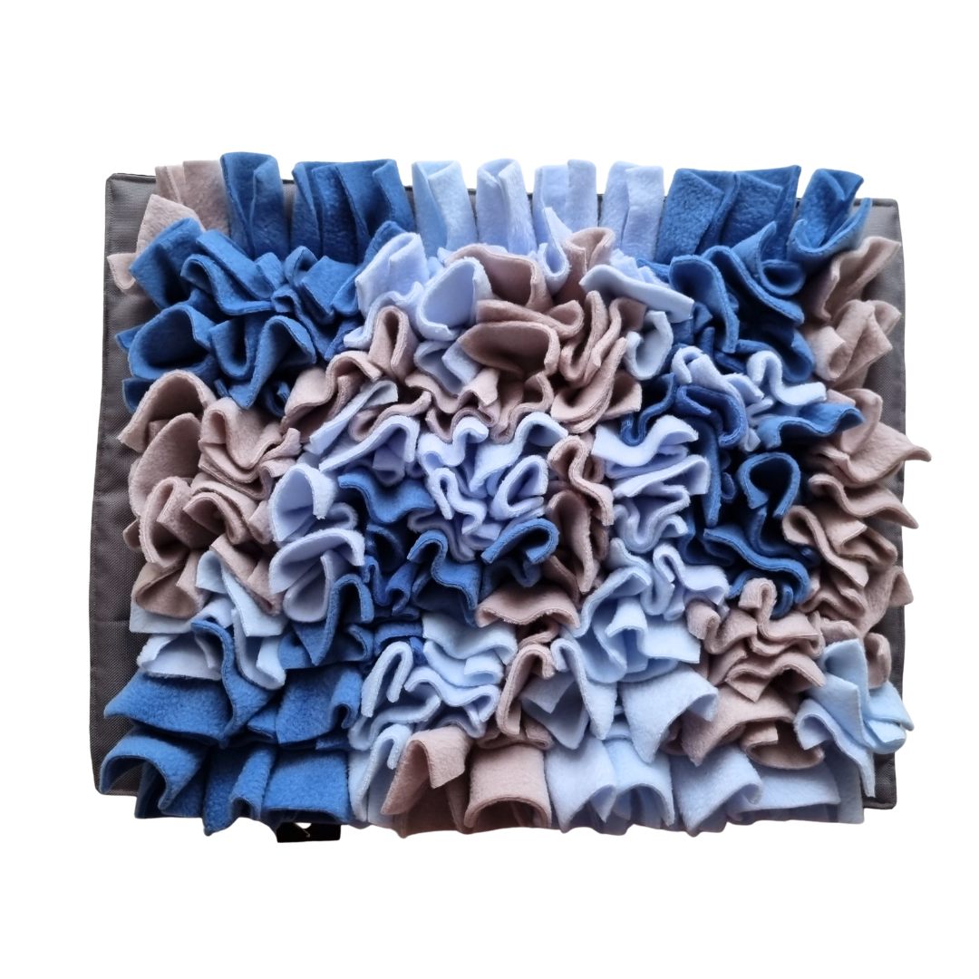 mata-wechowa-niebieska-szara-dla-psa-i-kota-interaktywne-karmienie-01 Szyta mata węchowa dla kota i psa NIEZAPOMINAJKA SNIFF & EAT w odcieniach jasnej szarości, niebieskiego i błękitu.