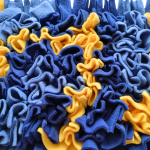 mata-wechowa-niebieska-zolta-dla-psa-i-kota-interaktywne-karmienie-01