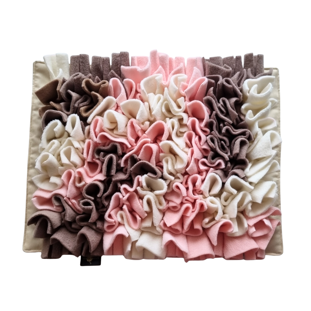 mata-wechowa-rozowa-brazowa-bezowa-dla-psa-i-kota-interaktywne-karmienie-01 Szyta mata węchowa dla kota i psa MAGNOLIA SNIFF & EAT w odcieniach ecru, cappuccino i brudnego różu.