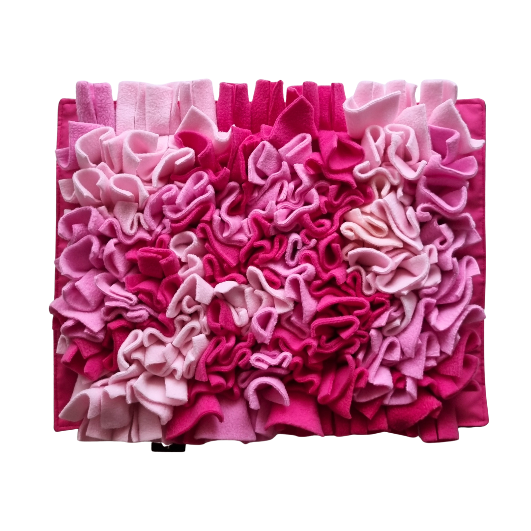 mata-wechowa-rozowa-dla-psa-i-kota-interaktywne-karmienie-01 Szyta mata węchowa dla kota i psa PINKLOVE SNIFF & EAT w odcieniach cukierkowego różu, jasnego różu i fuksji.