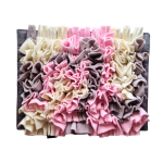 Szyta mata węchowa dla kota i psa KWIAT LOTOSU SNIFF & EAT w odcieniach ecru, jasnej szarości i jasnego różu.