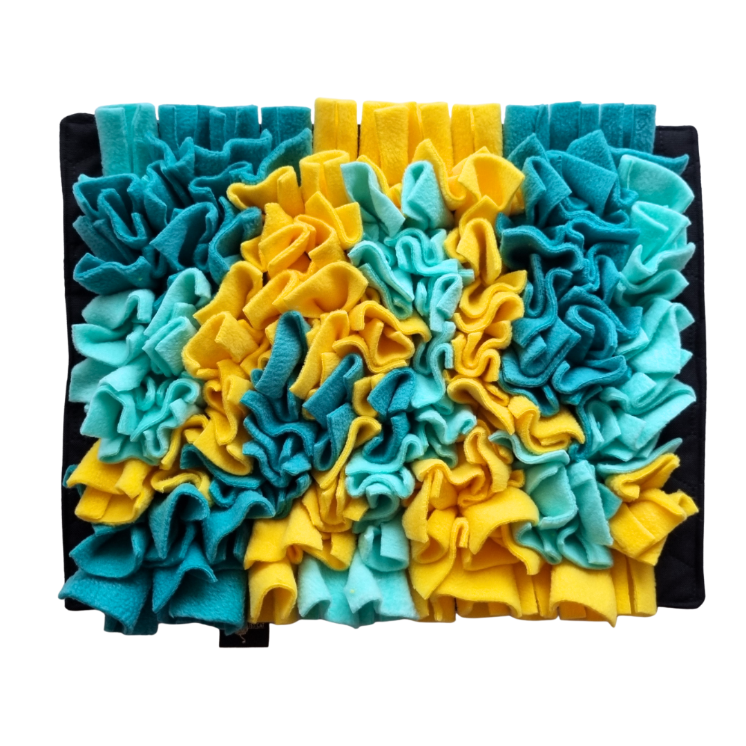 mata-wechowa-zielona-zolta-dla-psa-i-kota-interaktywne-karmienie-01 Szyta mata węchowa dla kota i psa TROPIKALNY PORANEK SNIFF & EAT w odcieniach jasnej i ciemnej zieleni oraz żółci.