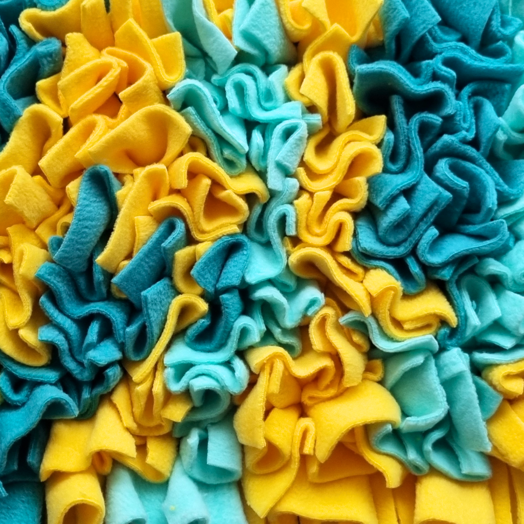 mata-wechowa-zielona-zolta-dla-psa-i-kota-interaktywne-karmienie-02 Zbliżenie polarowych pasków maty węchowej TROPIKALNY PORANEK SNIFF & EAT w kolorach jasny zielony, ciemny zielony i żółty.