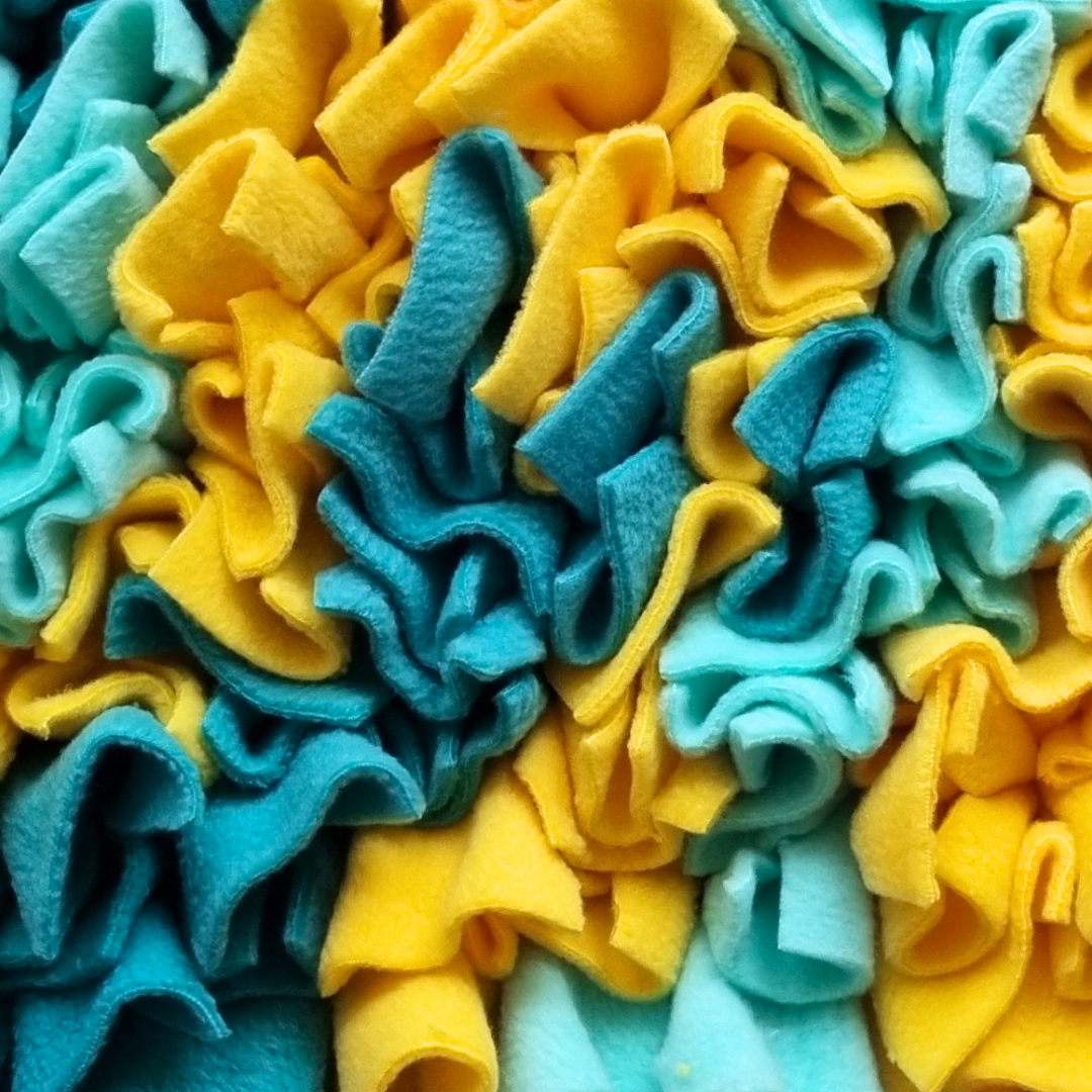 mata-wechowa-zielona-zolta-dla-psa-i-kota-interaktywne-karmienie-03 Detal struktury pasków maty węchowej TROPIKALNY PORANEK dla kota i psa – jasny zielony, ciemny zielony, żółty.