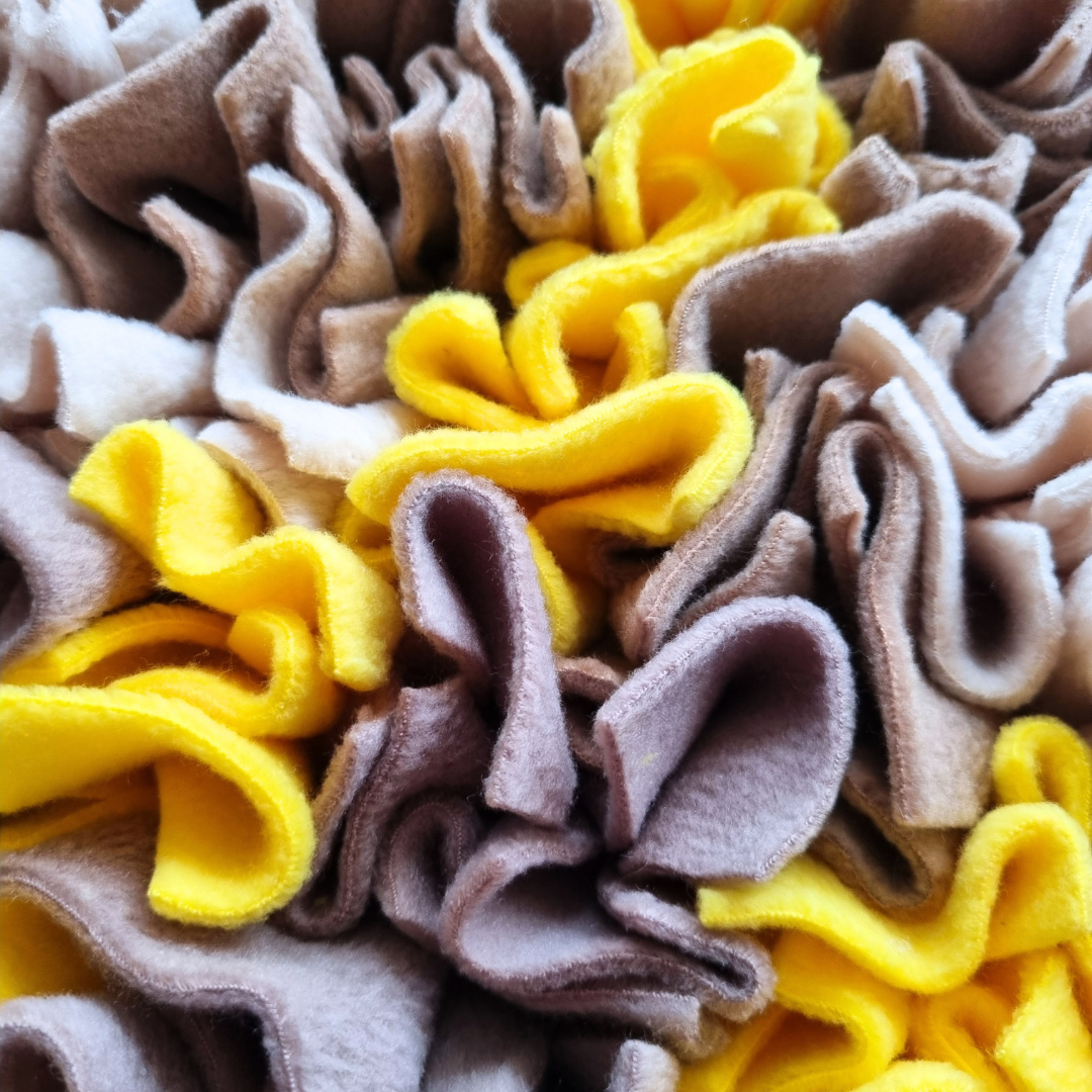 mata-wechowa-żółta-bezowa-dla-psa-i-kota-interaktywne-karmienie-03 Detal struktury pasków maty węchowej CYTRYNOWE ESPRESSO dla kota i psa – żółty, beż, cappuccino.